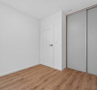 4i RD s pozemkom 170 m2  | ul. Vážska | Trenčín - Interiér Rodinného domu s bielymi stenami, skriňou a podlahou s dreveným dekorom.