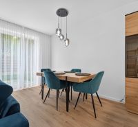 4i RD s pozemkom 170 m2  | ul. Vážska | Trenčín - Jedálenský kút so stolom, tyrkysovými stoličkami a podlahou s dreveným dekorom v rodinnom dome.