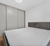 4i RD s pozemkom 170 m2  | ul. Vážska | Trenčín - Spálňa v rodinnom dome s posteľou, skriňou a podlahou s dreveným dekorom.