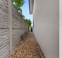 4i RD s pozemkom 170 m2  | ul. Vážska | Trenčín - Exteriér Rodinného domu na Vážskej ulici v Trenčíne so štrkovým chodníkom a plotom.