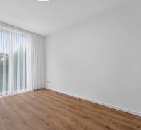 4i RD s pozemkom 170 m2  | ul. Vážska | Trenčín - Prázdna miestnosť v rodinnom dome s bielymi závesmi a podlahou s dreveným dekorom.