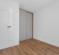 4i RD s pozemkom 170 m2  | ul. Vážska | Trenčín - Interiér rodinného domu s bielymi stenami a podlahou s dreveným dekorom.