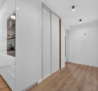4i RD s pozemkom 170 m2  | ul. Vážska | Trenčín - Chodba v rodinnom dome s podlahou s dreveným dekorom a bielou vstavanou skriňou.