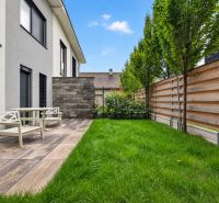 4i RD s pozemkom 170 m2  | ul. Vážska | Trenčín - Rodinný dom na Vážskej ulici v Trenčíne má trávnik a terasu s nábytkom.