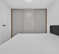 4i RD s pozemkom 170 m2  | ul. Vážska | Trenčín - Spálňa s posteľou a vstavanou skriňou v rodinnom dome.