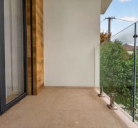 4i RD s pozemkom 170 m2  | ul. Vážska | Trenčín - Balkón v rodinnom dome s preskleným zábradlím a výhľadom na zeleň.