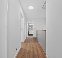4i RD s pozemkom 170 m2  | ul. Vážska | Trenčín - Chodba v rodinnom dome s podlahou s dreveným dekorom a svetlým interiérom.