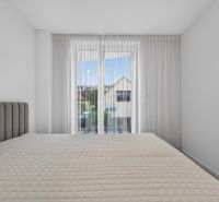 4i RD s pozemkom 170 m2  | ul. Vážska | Trenčín - Spálňa v Rodinnom dome s posteľou a závesmi, svetlé steny a okno s výhľadom.