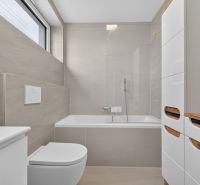 4i RD s pozemkom 170 m2  | ul. Vážska | Trenčín - Kúpeľňa s vaňou a úložným priestorom v rodinnom dome, s veľkým oknom.