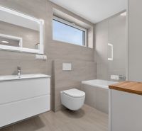 4i RD s pozemkom 170 m2  | ul. Vážska | Trenčín - Kúpeľňa v rodinnom dome s jednoduchým zariadením a dominantou zrkadlom nad umývadlom.