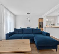 4i RD s pozemkom 170 m2  | ul. Vážska | Trenčín - Modrá sedačka a podlaha s dreveným dekorom v obývacej izbe rodinného domu.