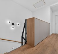 4i RD s pozemkom 170 m2  | ul. Vážska | Trenčín - Interiér rodinného domu so schodiskom, dreveným zábradlím a podlahou s dreveným dekorom.