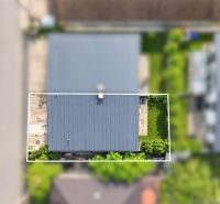 4i RD s pozemkom 170 m2  | ul. Vážska | Trenčín - Rodinný dom na Vážskej ulici v Trenčíne s plochou strechou a trávnikom.