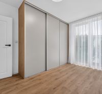 4i RD s pozemkom 170 m2  | ul. Vážska | Trenčín - Spálňa v rodinnom dome s veľkou skriňou a podlahou s dreveným dekorom.