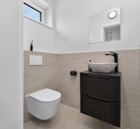 4i RD s pozemkom 170 m2  | ul. Vážska | Trenčín - Kúpeľňa v rodinnom dome s toaletou, umývadlom a čiernym nábytkom.