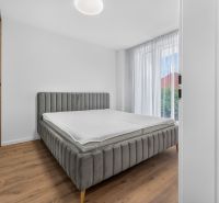 4i RD s pozemkom 170 m2  | ul. Vážska | Trenčín - Spálňa v rodinnom dome s čalúnenou posteľou a podlahou s dreveným dekorom.