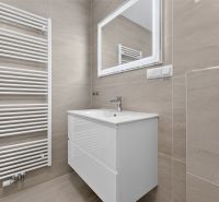 4i RD s pozemkom 170 m2  | ul. Vážska | Trenčín - Kúpeľňa v rodinnom dome s umývadlom, zrkadlom a rebríkovým radiátorom.