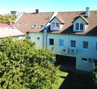 Prenájom kancelárskych priestorov, 56 m2 – Ružinov, Bratislava - Budova s hnedou strechou a stromami v Bratislave - Ružinove na Kladnianskej ulici, Kancelárie.