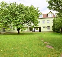 Prenájom kancelárskych priestorov, 56 m2 – Ružinov, Bratislava - Zeleň s chodníkom pred kanceláriami na Kladnianskej ulici v Bratislave - Ružinove.
