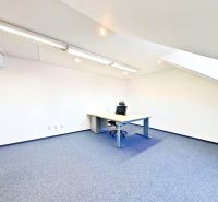Prenájom kancelárskych priestorov, 56 m2 – Ružinov, Bratislava - Kancelária s klimatizáciou, stolom a stoličkou, biele steny, skosená strecha.