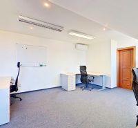 Prenájom kancelárskych priestorov, 56 m2 – Ružinov, Bratislava - Kancelárie s pracovnými stolmi, stoličkami a bielou tabuľou.
