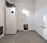 Posledný Voľný - Moderný 4-izbový rodinný dom s terasou a záhradou - Technická miestnosť v rodinnom dome s kotlom a inštaláciou na podlahe s dreveným dekorom.