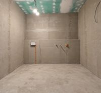 Posledný Voľný - Moderný 4-izbový rodinný dom s terasou a záhradou - Prázdna miestnosť s betónovými stenami a stropom v rodinnom dome.