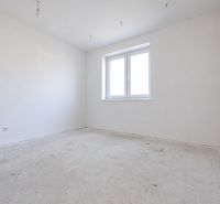Posledný Voľný - Moderný 4-izbový rodinný dom s terasou a záhradou - Nezariadená izba s bielymi stenami a betónovou podlahou v rodinnom dome.