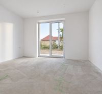 Posledný Voľný - Moderný 4-izbový rodinný dom s terasou a záhradou - Prázdna izba s veľkým oknom v rodinnom dome, podlaha pripravená na dokončenie.