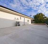 Posledný Voľný - Moderný 4-izbový rodinný dom s terasou a záhradou - Rodinný dom v Ivanke pri Nitre na Orolskej ulici s betónovou terasou a zeleným plotom.