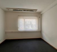 Prenájom kancelárskych priestorov Ružinov, 100 m2,  parking - Interiér kancelárie s oknom a vertikálnymi žalúziami; čierne kobercové podlahy.
