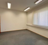 Prenájom kancelárskych priestorov Ružinov, 100 m2,  parking - Kancelárie s kobercovým povrchom, bielymi stenami a vertikálnymi žalúziami.