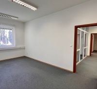Prenájom kancelárskych priestorov Ružinov, 100 m2,  parking - Kancelársky priestor s bielymi stenami, oknom a sklenenými dverami.