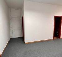 Prenájom kancelárskych priestorov Ružinov, 100 m2,  parking - Kancelárie s bielymi stenami a kovovým kobercom.