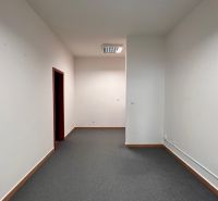 Prenájom kancelárskych priestorov Ružinov, 100 m2,  parking - Kancelárie s bielymi stenami a sivým kobercom, jednoduchý interiér.