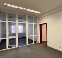 Prenájom kancelárskych priestorov Ružinov, 100 m2,  parking - Kancelárie so sklennými priečkami a kobercom, interiér so svetlým osvetlením.