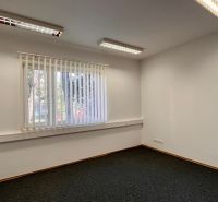 Prenájom kancelárskych priestorov Ružinov, 100 m2,  parking - Kancelárie so závesmi a vybavením, na podlahe koberec, neutrálne farby.