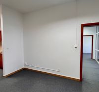 Prenájom kancelárskych priestorov Ružinov, 100 m2,  parking - Kancelárie so šedým kobercom a výhľadom na kuchynský kút.