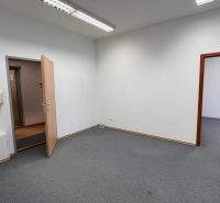Prenájom kancelárskych priestorov Ružinov, 100 m2,  parking - Voľné kancelárske priestory s kobercovou podlahou a bielymi stenami.