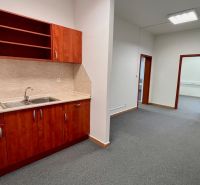 Prenájom kancelárskych priestorov Ružinov, 100 m2,  parking - Kancelárie s kuchynkou a kobercom, drevené skrinky, Bratislava - Ružinov, Haburská.