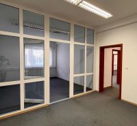 Prenájom kancelárskych priestorov Ružinov, 100 m2,  parking - Kancelárie s presklenými stenami a tmavým kobercom na podlahe.