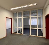 Prenájom kancelárskych priestorov Ružinov, 100 m2,  parking - Kancelárie s veľkými sklenenými priečkami a sivým kobercom.