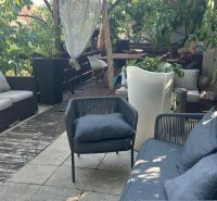 Prenájom 3-izb bytu Bratislava - Koliba - Záhradná terasa s pohodlným sedením a rastlinami, ideálna na relax v Bratislave.