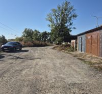 GARÁŽ S POZEMKOM V OSOBNOM VLASTNÍCTVE – JANTÁROVÁ, KOŠICE-JUH - Garáže na Jantárovej ulici v Košiciach - mestská časť Juh, štrk a zeleň.