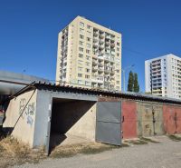 GARÁŽ S POZEMKOM V OSOBNOM VLASTNÍCTVE – JANTÁROVÁ, KOŠICE-JUH - Garáže na Jantárovej ulici v Košiciach, mestská časť Juh, pred panelákmi.