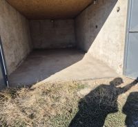 GARÁŽ S POZEMKOM V OSOBNOM VLASTNÍCTVE – JANTÁROVÁ, KOŠICE-JUH - Otvorná garáž na Jantárovej ulici, mestská časť Juh, Košice s betónovou podlahou.