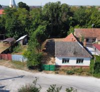 Rodinný dom v centre obce s potokom priamo za domom - Rodinný dom na Námestí sv. Floriána v Krakovanoch s dvorom a detským ihriskom.