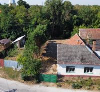Rodinný dom v centre obce s potokom priamo za domom - Rodinný dom na Námestí sv. Floriána, Krakovany, obklopený zeleňou a detským ihriskom.