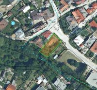 Rodinný dom v centre obce s potokom priamo za domom - Mapa pozemkov na Námestí sv. Floriána v Krakovanoch zobrazuje rozmiestnenie rodinných domov.