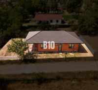 Moderný bungalov v pokojnej časti Čeľadíc – Ideálny domov na skok od N - Rodinný dom v Čeľadiciach s tehlovou fasádou, šikmou strechou a oplotením.